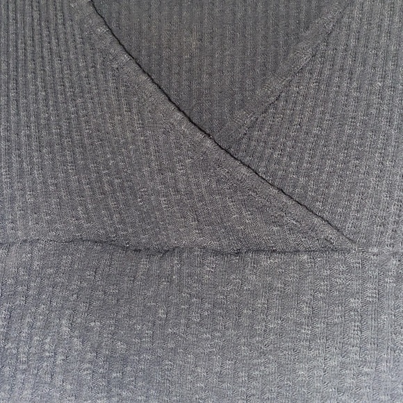 URBAN  OUTFITTERS- Black v-neck 👚 - Picture 5 of 8